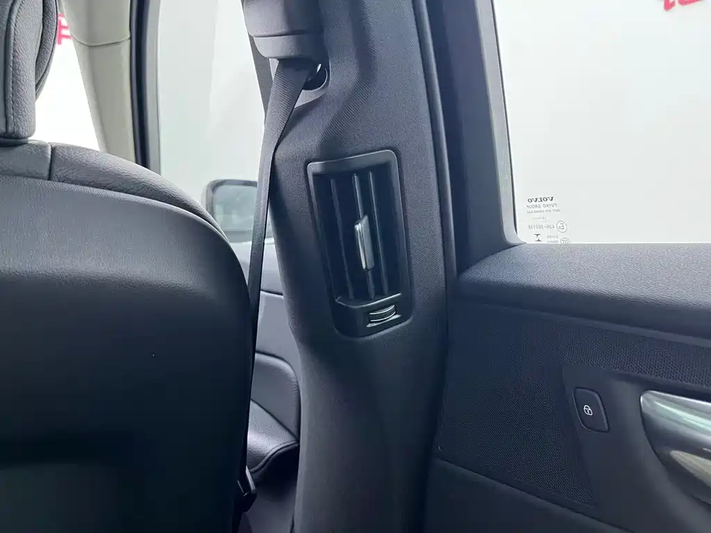 Volvo XC60 2018 — фото 15