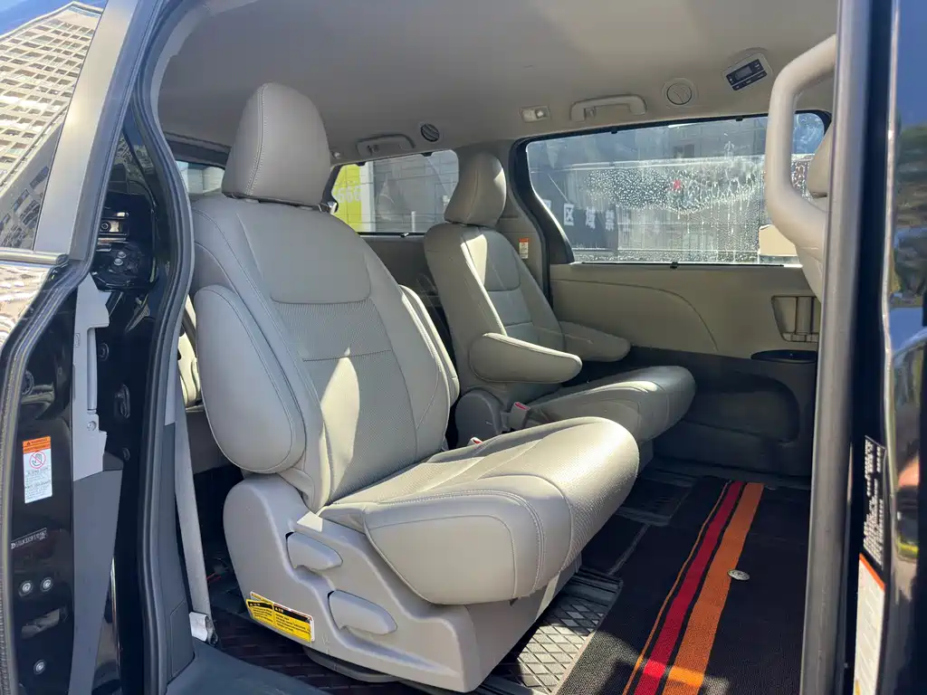 Toyota Sienna 2015 — фото 13