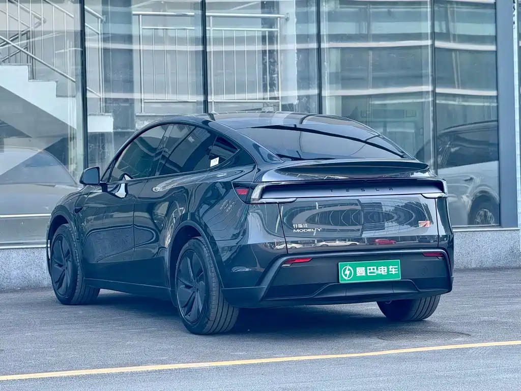 Tesla Model Y 2025 — фото 6