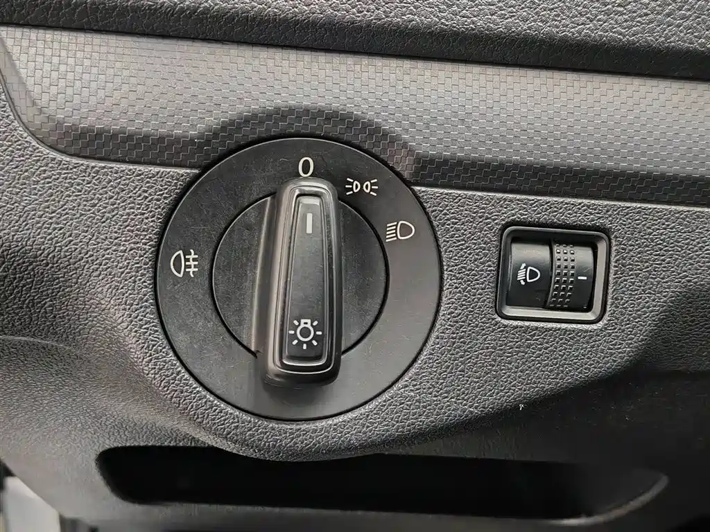Volkswagen Jetta 2015 — фото 21
