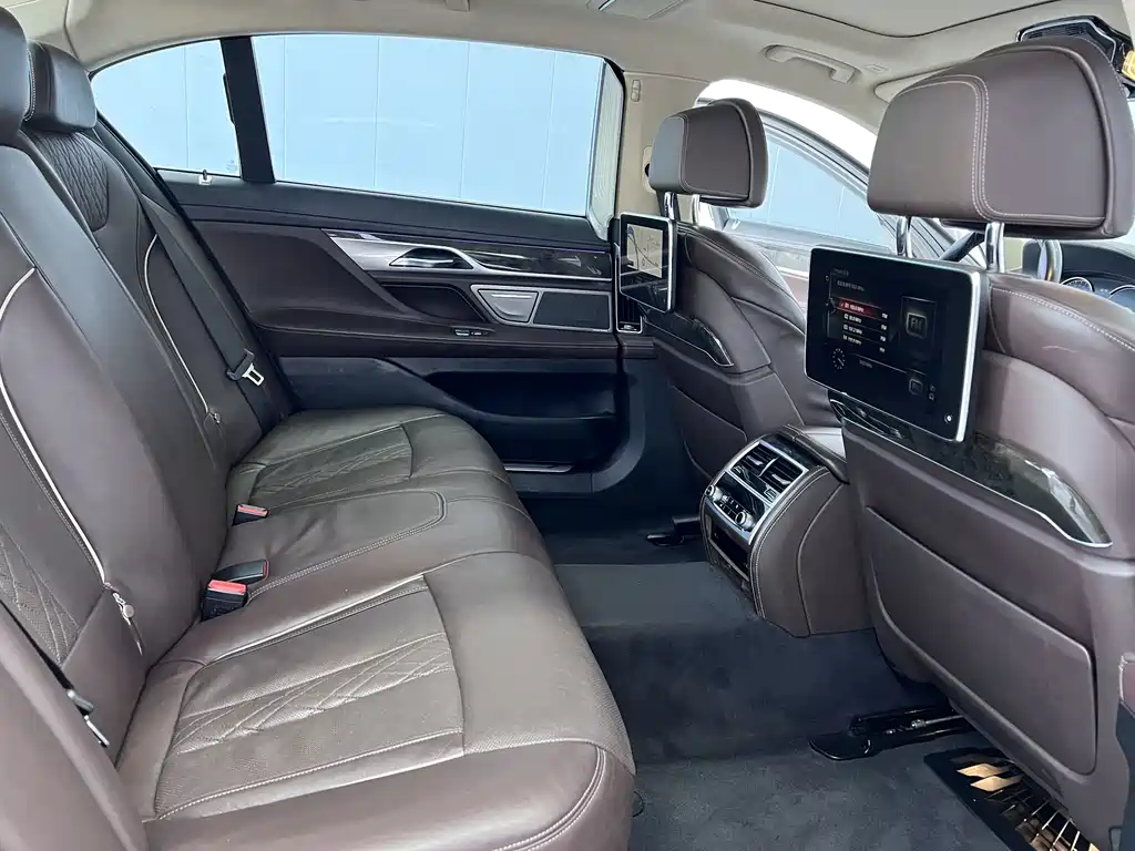 BMW 7 Series 2017 — фото 11