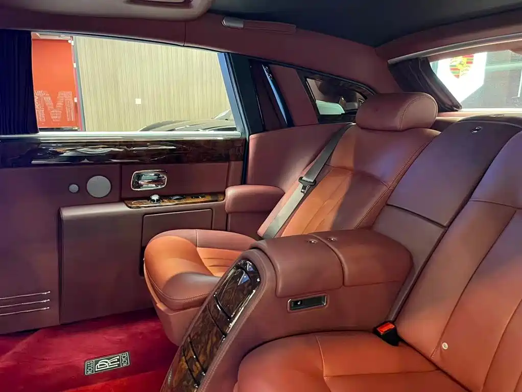 Rolls-Royce Phantom 2016 — фото 13