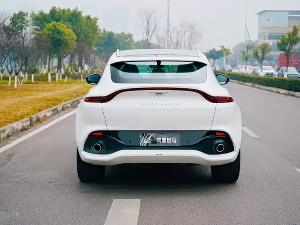 Aston Martin DBX 2022