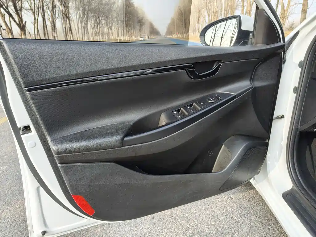 Hyundai Elantra 2023 — фото 14