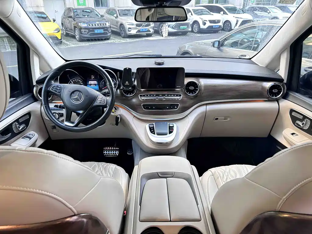 Mercedes-Benz V-Class 2021 — фото 17
