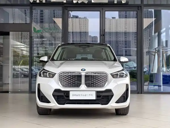 BMW iX1 2025