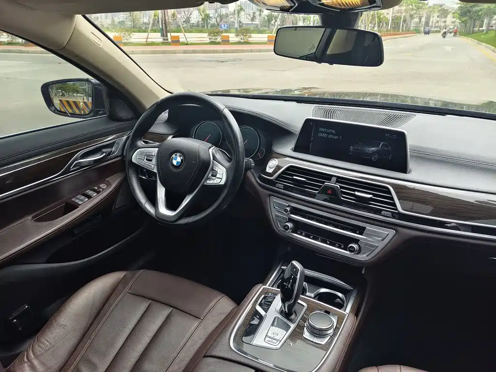 BMW 7 Series 2017 — фото 13