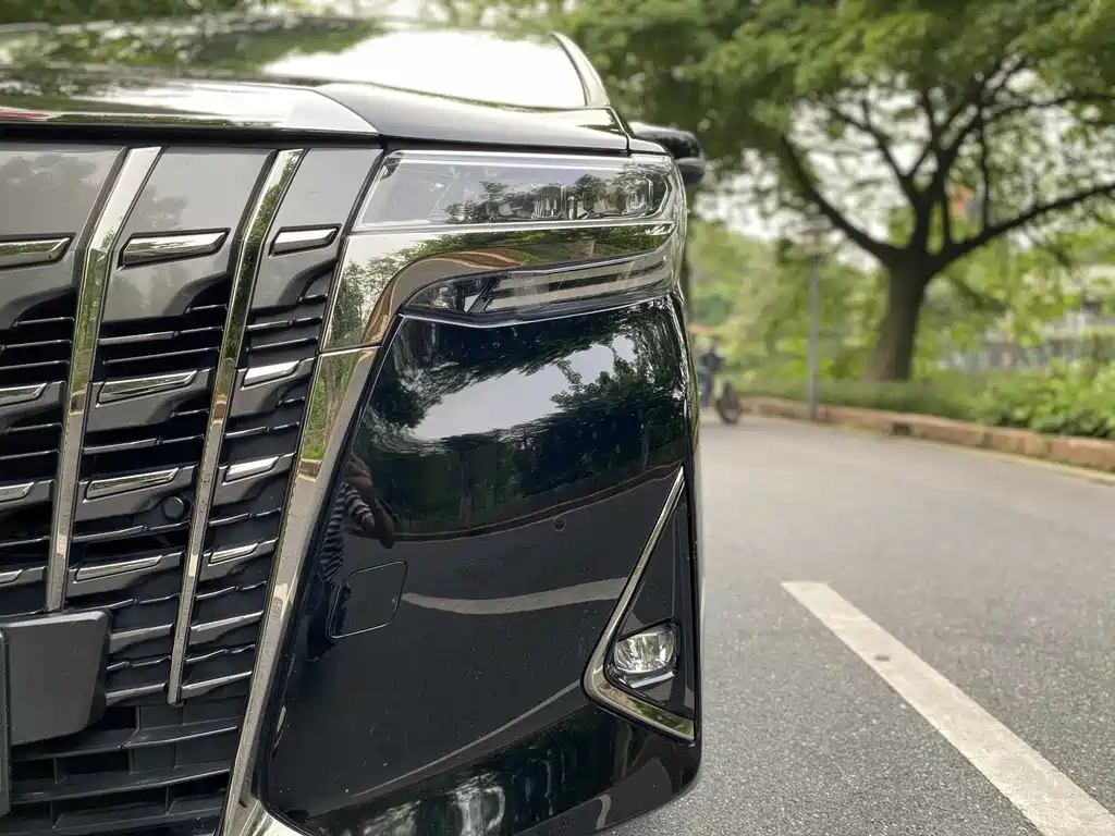 Toyota Alphard 2023 — фото 29