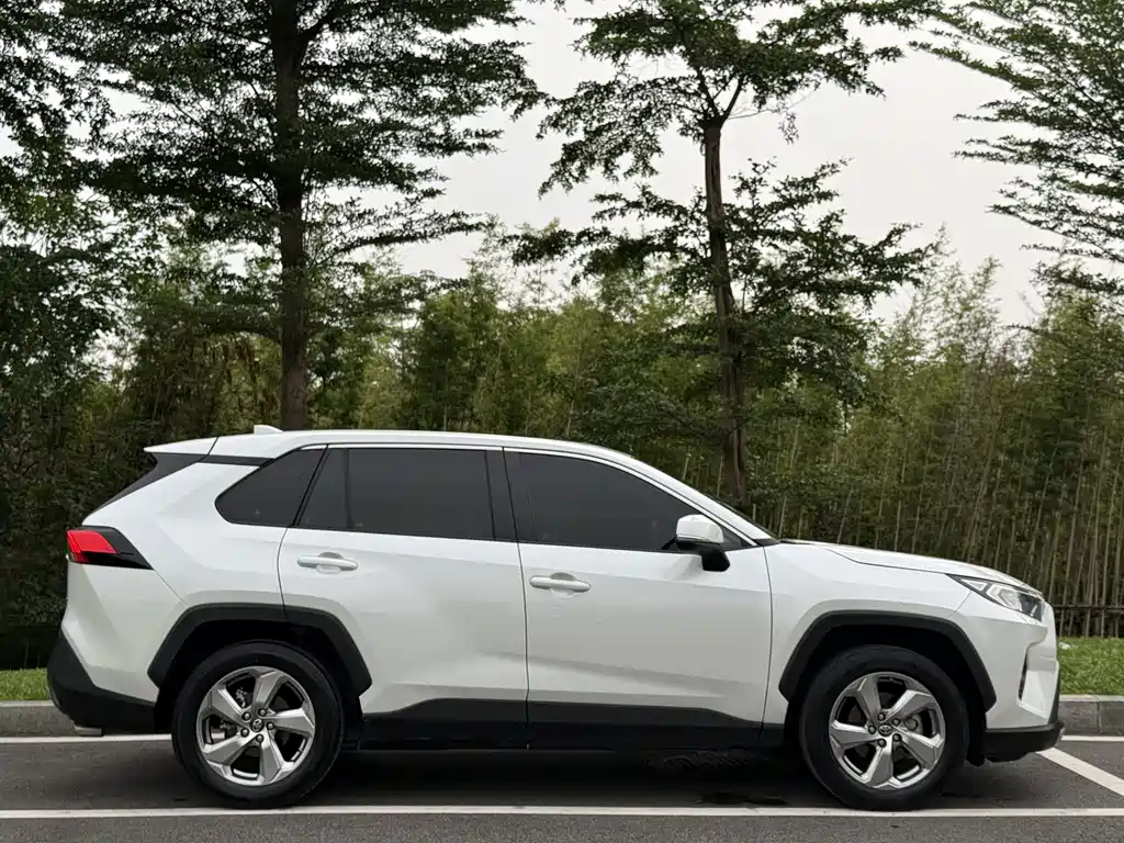 Toyota RAV4 2023 — фото 5