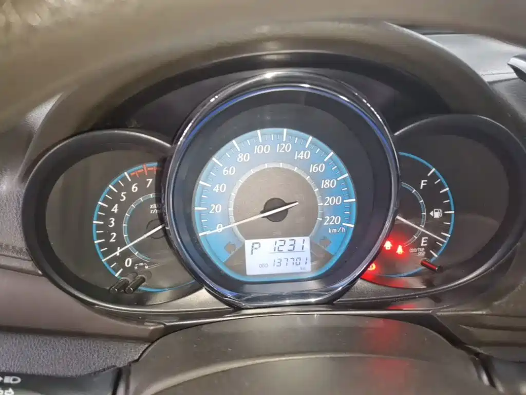 Toyota Yaris L 2015 — фото 12