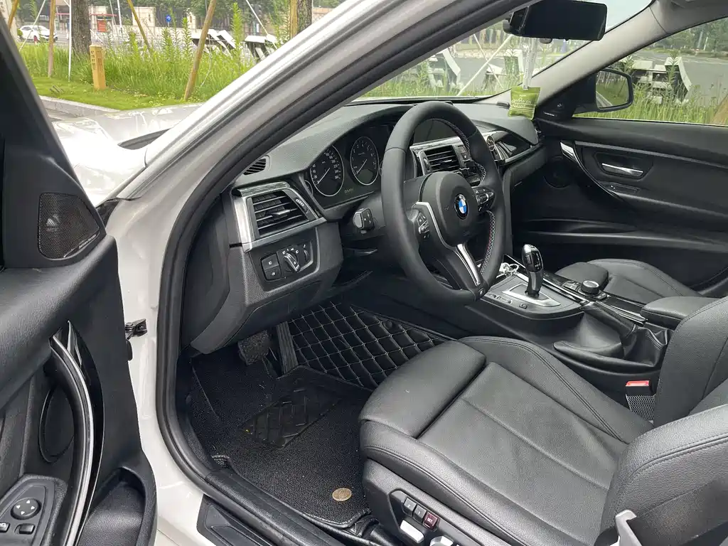 BMW 3 Series 2018 — фото 11
