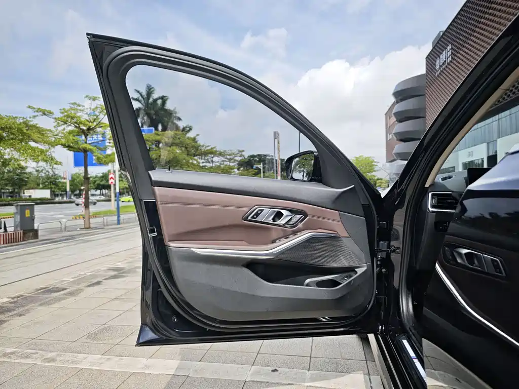 BMW 3 Series 2023 — фото 14