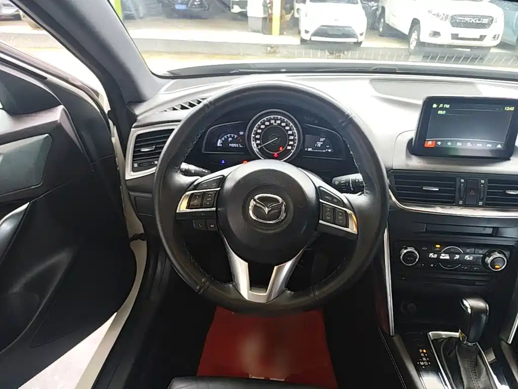 Mazda CX-4 2017 — фото 11