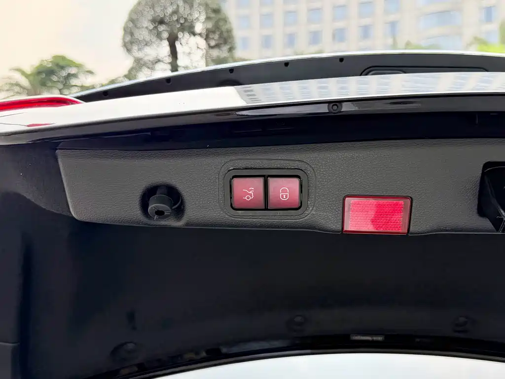 Mercedes-Benz E-Class 2022 — фото 20