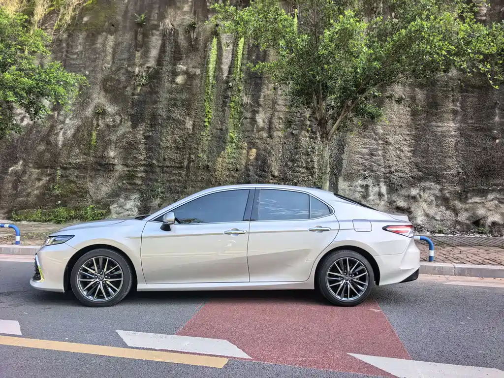Toyota Camry 2023 — фото 4