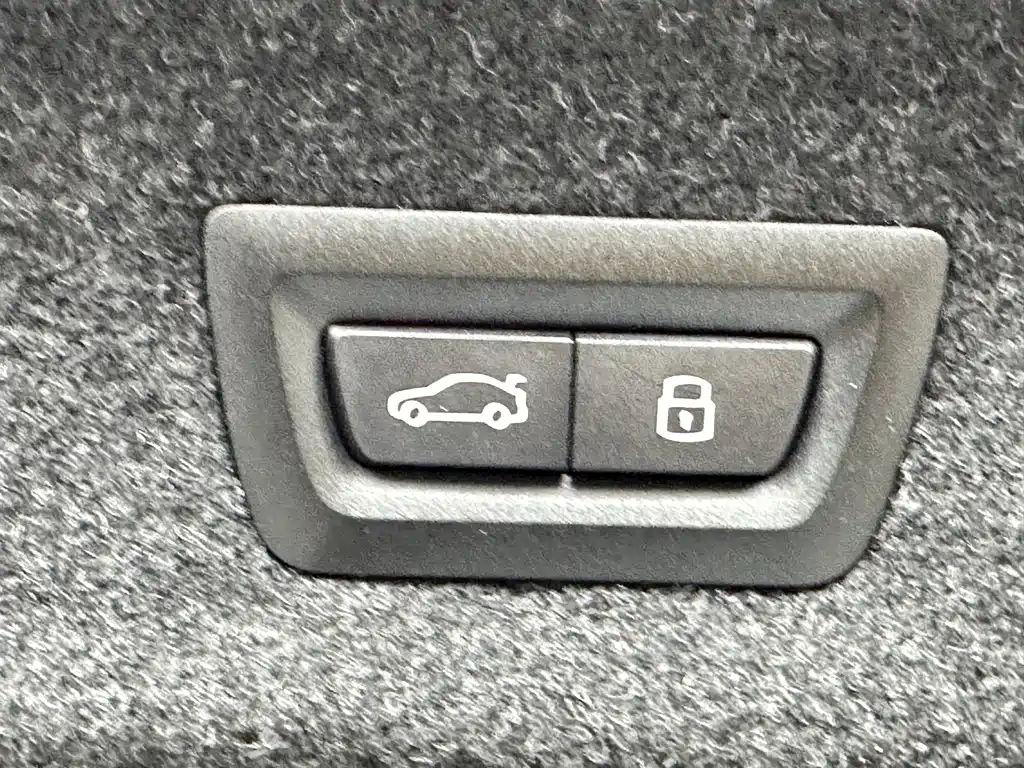 BMW 3 Series 2025 — фото 30