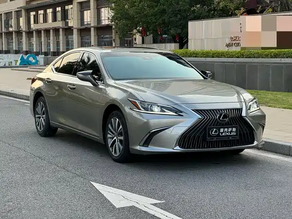 Lexus ES 2021