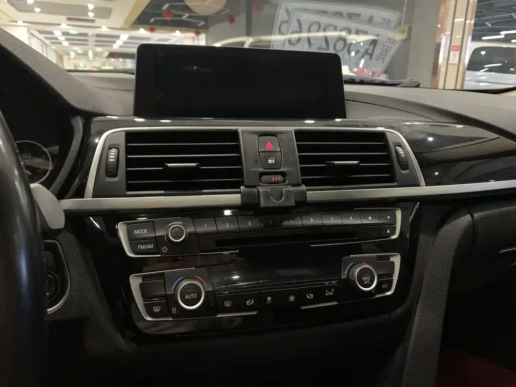 BMW 3 Series 2019 — фото 11