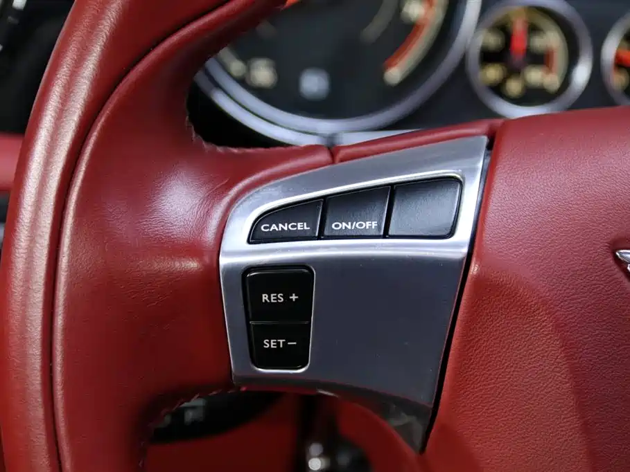 Bentley Flying Spur 2018 — фото 12