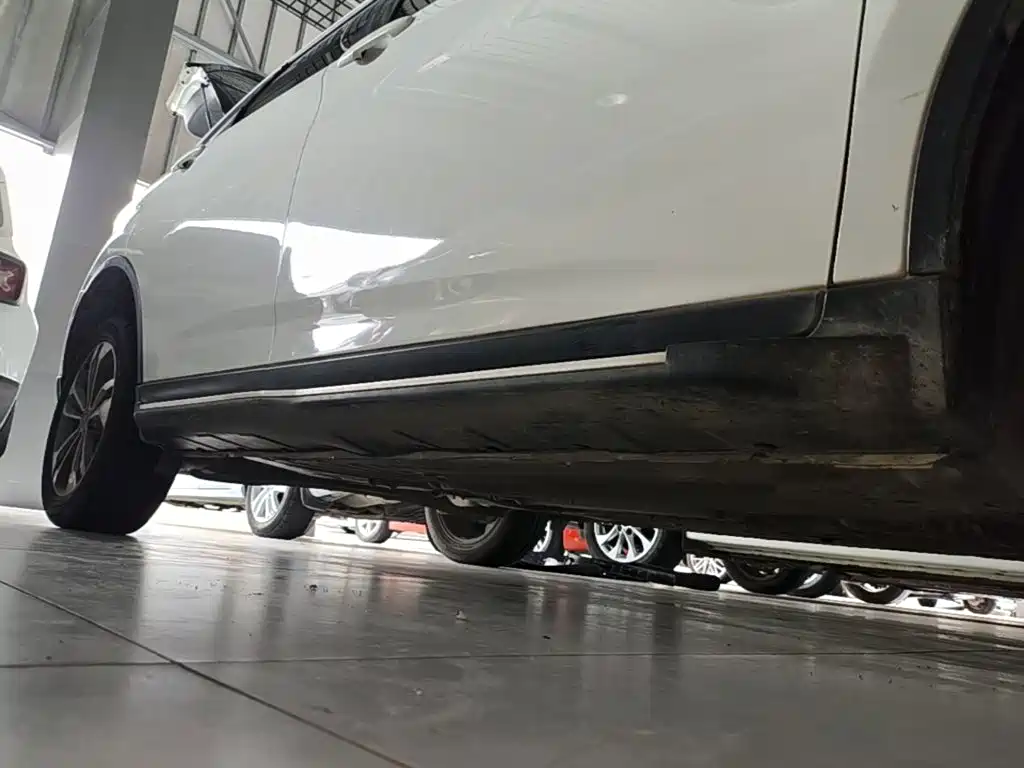 Luxgen You6 SUV 2018 — фото 21