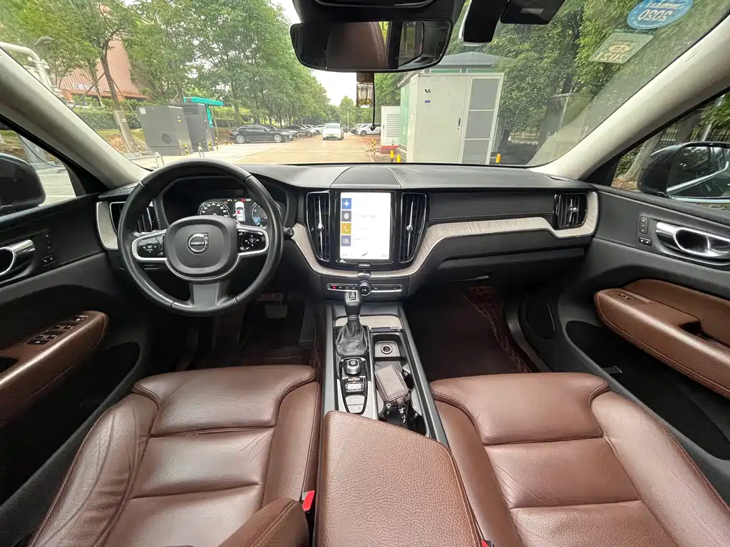 Volvo XC60 2019 — фото 15