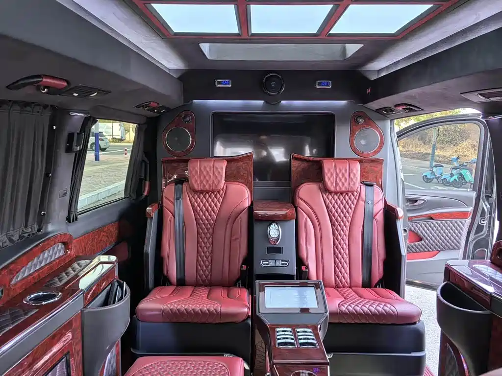 Mercedes-Benz V-Class 2019 — фото 16