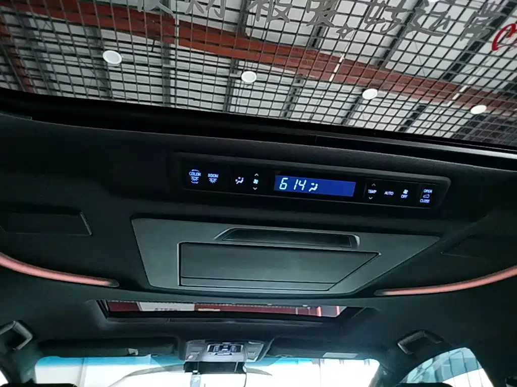 Toyota Alphard 2021 — фото 18