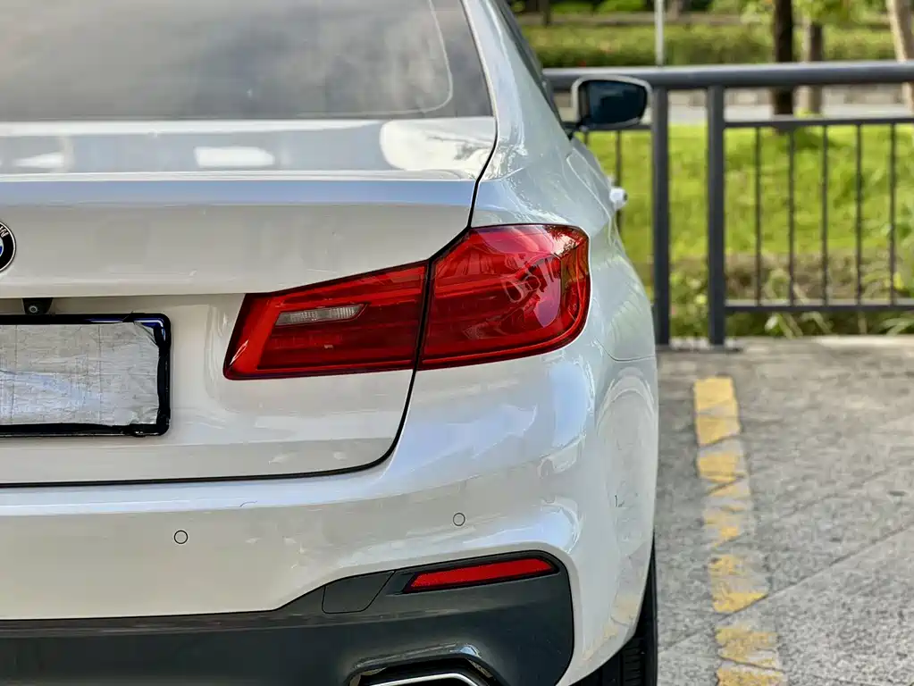 BMW 5 Series 2018 — фото 15