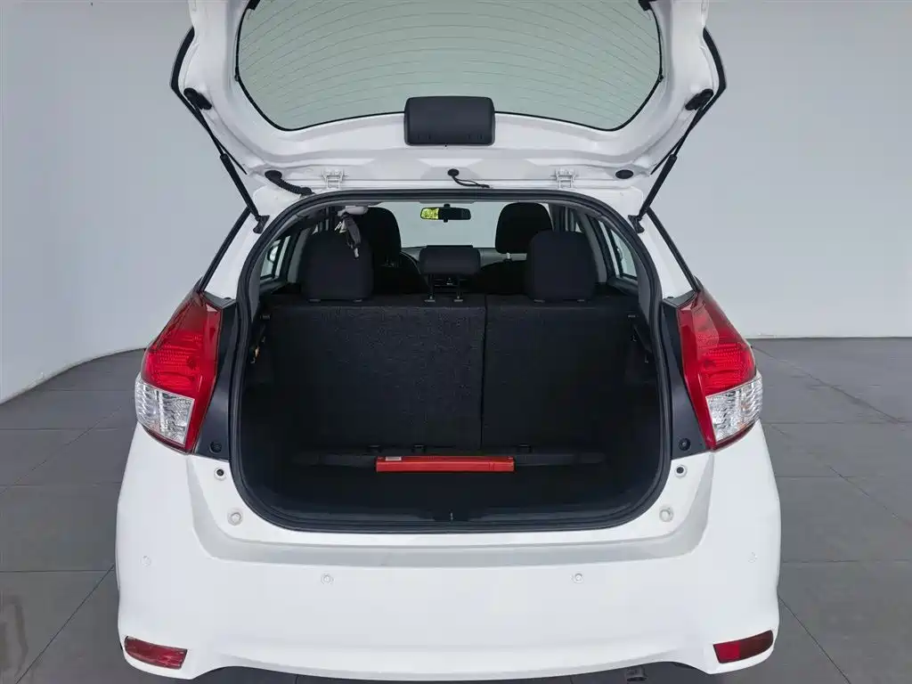 Toyota Yaris L 2015 — фото 16