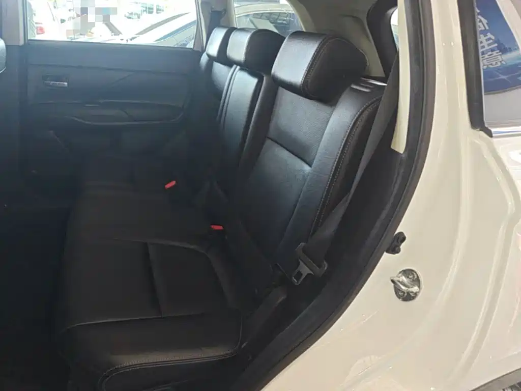 Mitsubishi Outlander 2017 — фото 17