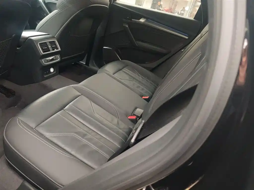 Audi Q5L 2023 — фото 17