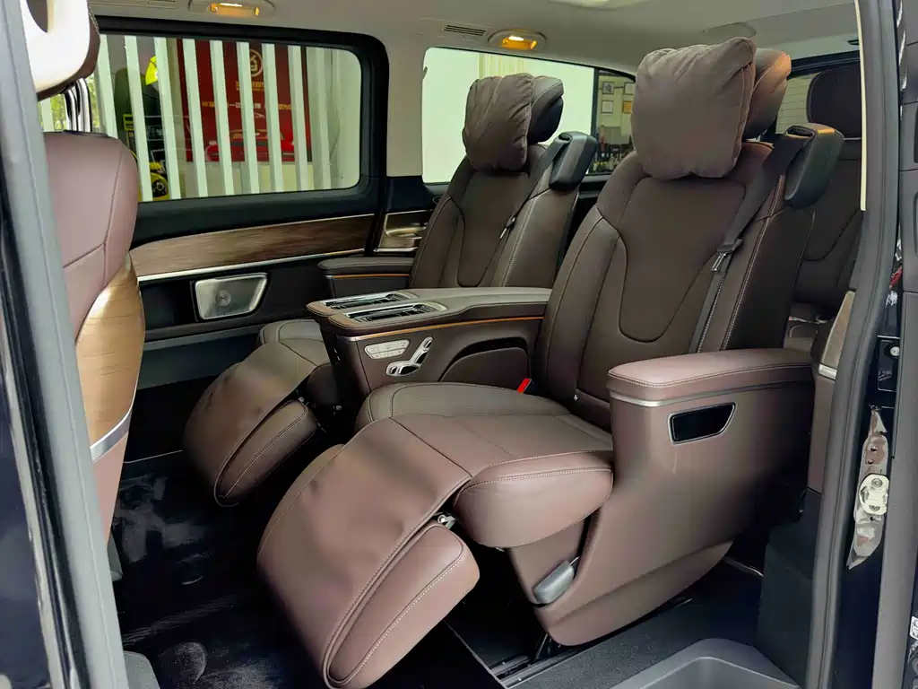 Mercedes-Benz V-Class 2024 — фото 13
