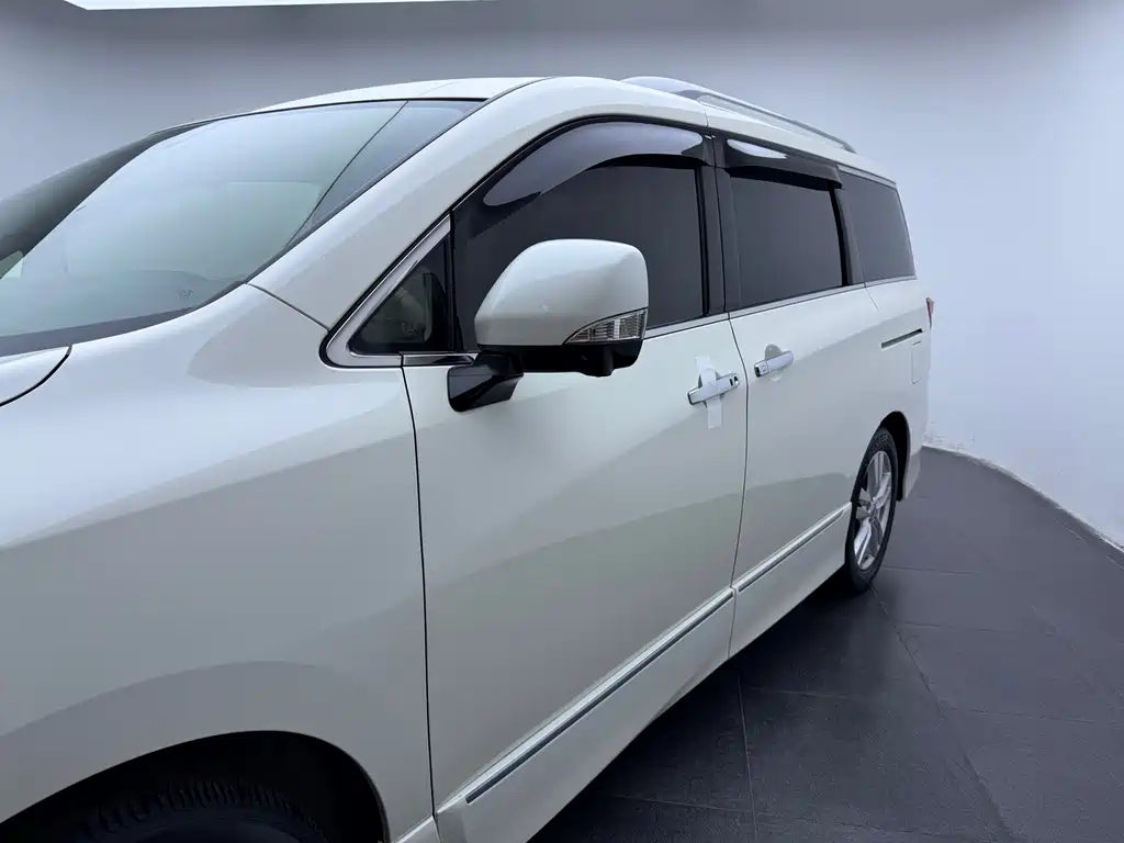 Nissan Quest 2017 — фото 32