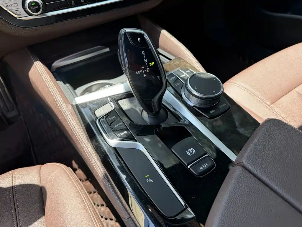 BMW 5 Series 2019 — фото 9