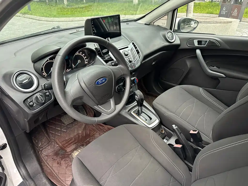 Ford Fiesta 2013 — фото 14