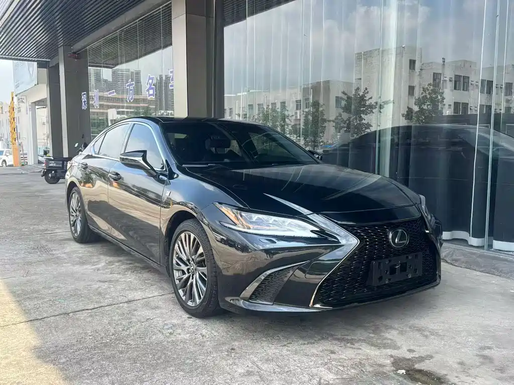 Lexus ES 2019