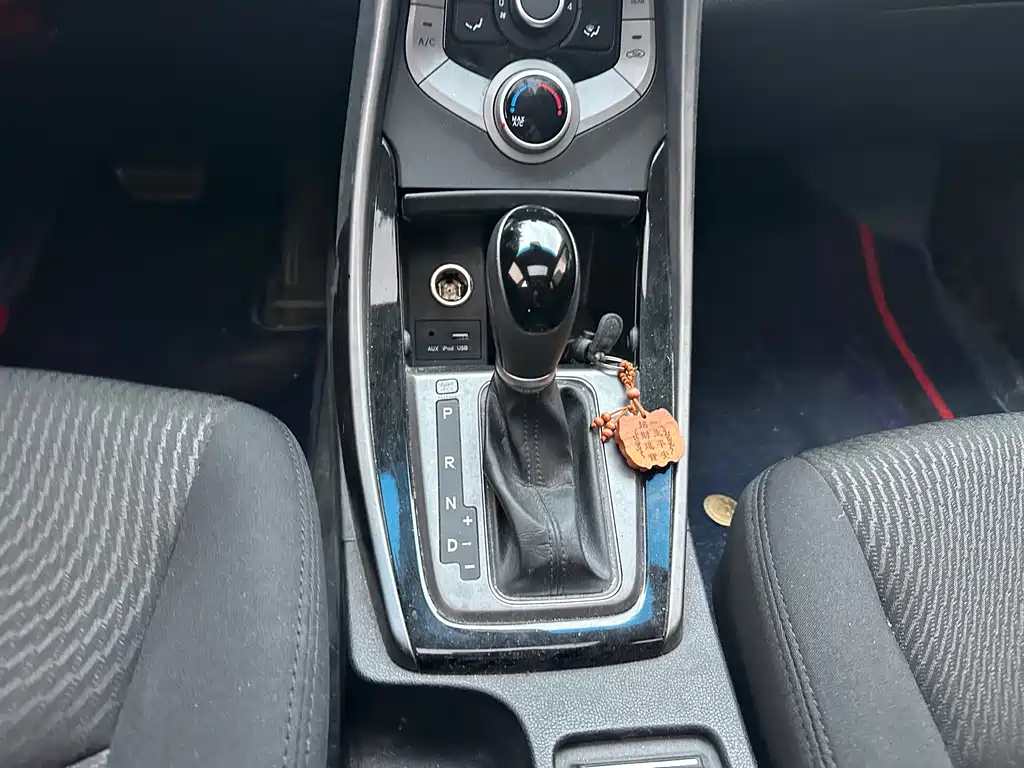 Hyundai Elantra 2017 — фото 10