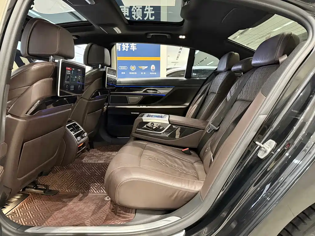 BMW 7 Series 2018 — фото 11