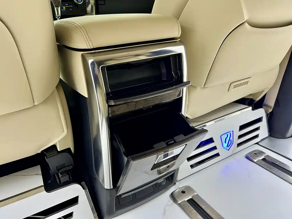 Toyota Alphard 2023 — фото 34