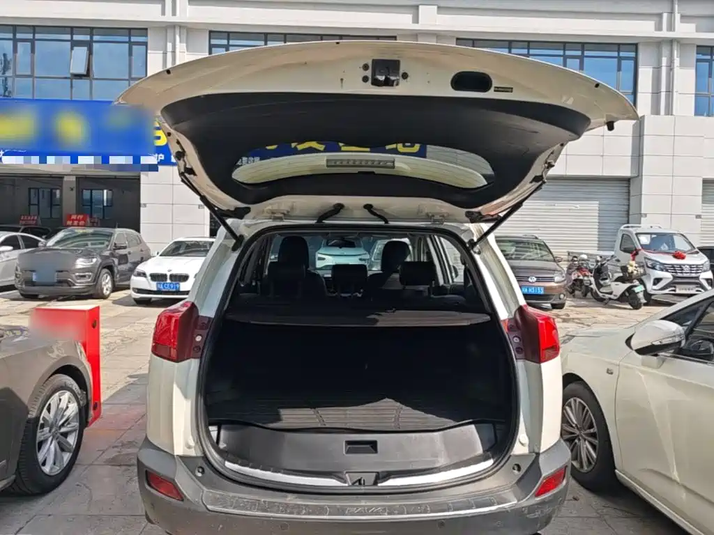 Toyota RAV4 2016 — фото 19