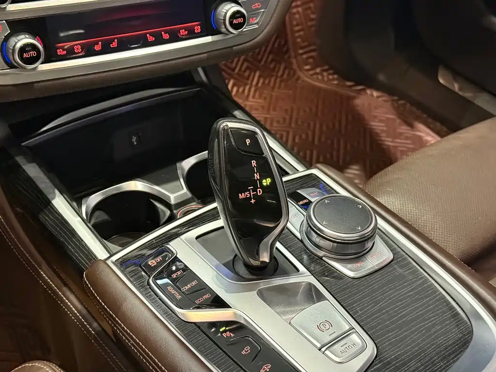 BMW 7 Series 2018 — фото 8