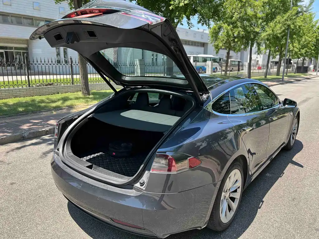 Tesla Model S 2016 — фото 30