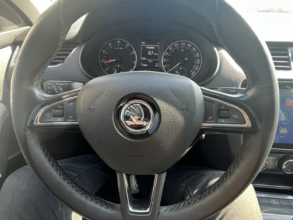 Skoda Octavia 2017 — фото 15