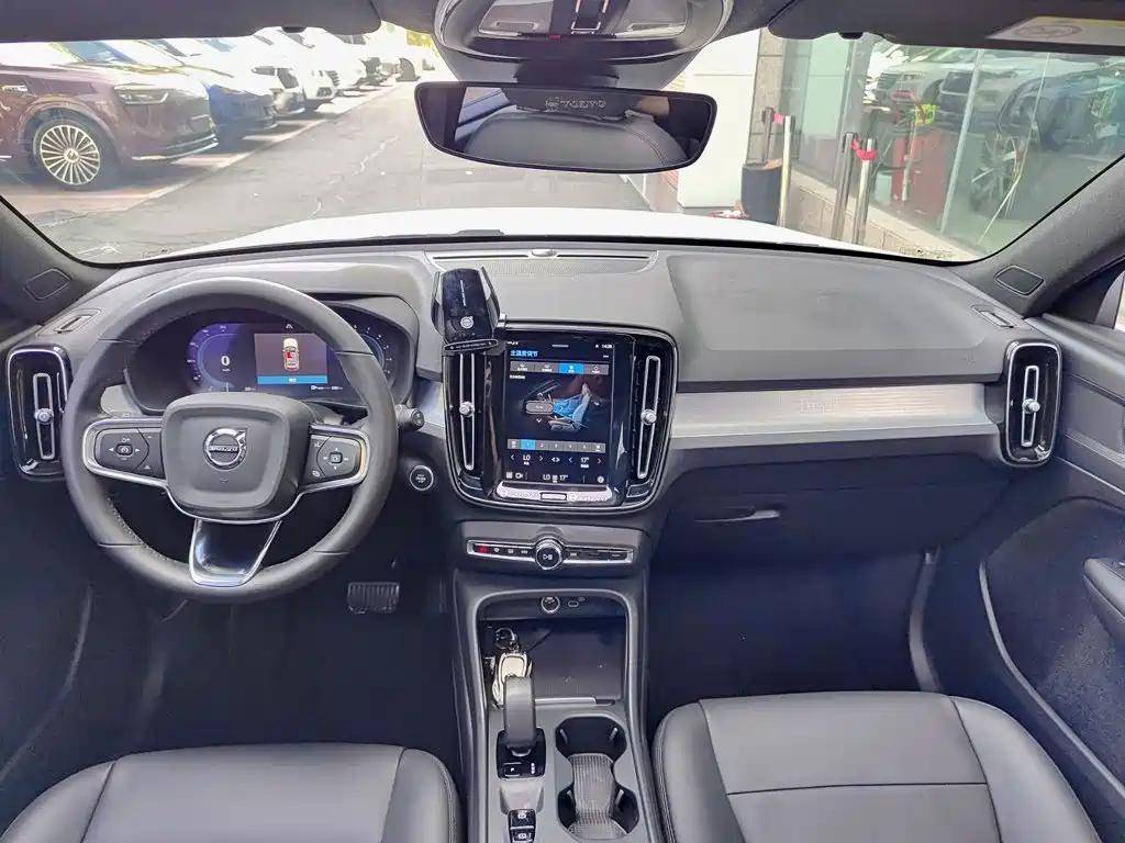 Volvo XC40 2023 — фото 10