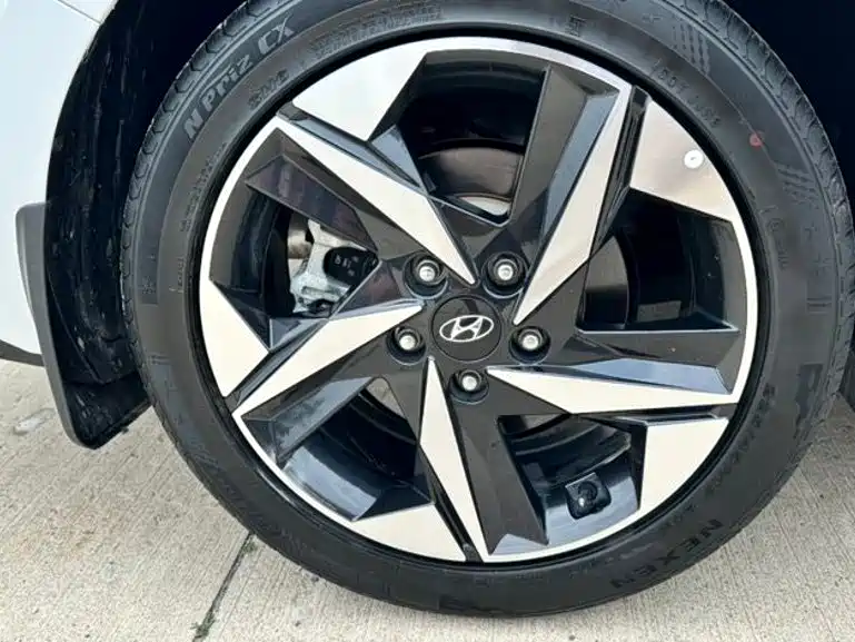 Hyundai Elantra 2023 — фото 21