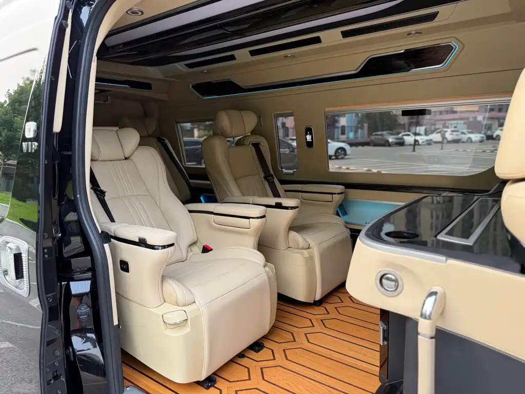 Toyota Hiace 2023 — фото 19
