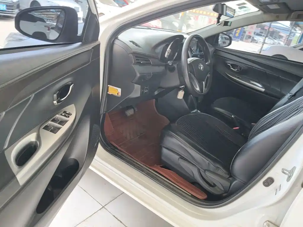 Toyota Yaris L 2015 — фото 16