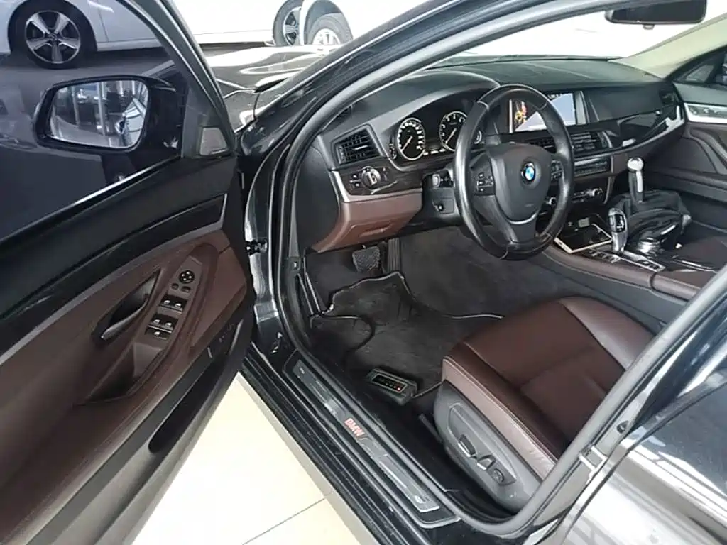 BMW 5 Series 2017 — фото 16