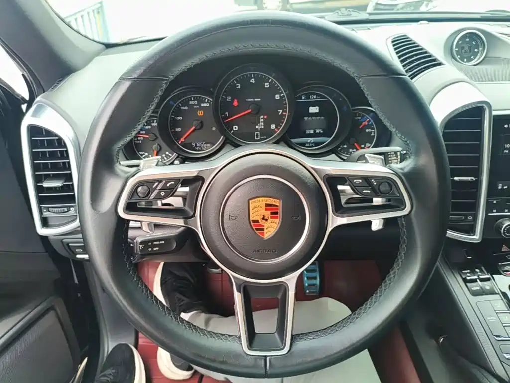 Porsche Cayenne 2018 — фото 11