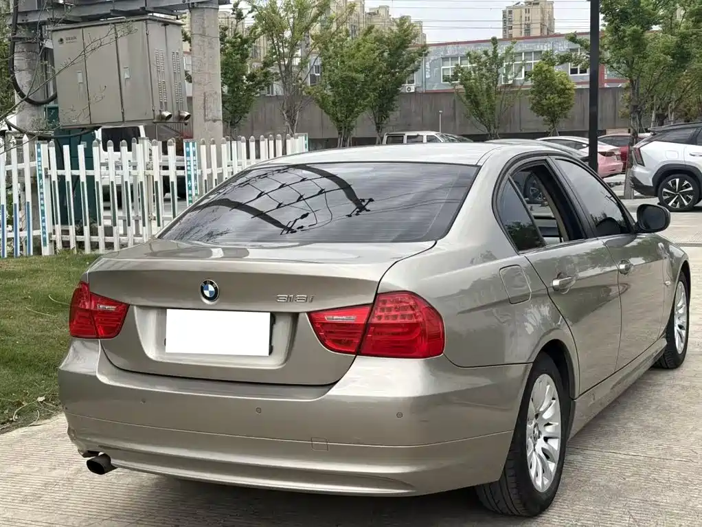 BMW 3 Series 2010 — фото 13